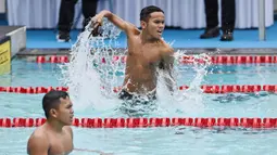 Atlet disabilitas asal Bali I Komang Denis Mahesa Putra melakukan selebrasi saat menjuarai laga cabang olahraga para renang nomor 50 meter gaya punggung putra S10 Pekan Paralimpiade Nasional (PEPARNAS) XVII Solo 2024, Jawa Tengah, di kolam renang Intanpari, Karanganyar, Selasa (8/10/2024). Denis meraih medali emas dengan catatan waktu 30.97 detik diikuti oleh atlet asal Jawa Barat Ramadoni (31.89 detik) serta atlet asal Sumatera Barat Muhammad Habib Alfadjri (32.79 detik). (PB PEPARNAS XVII/Wawan H Prabowo)
