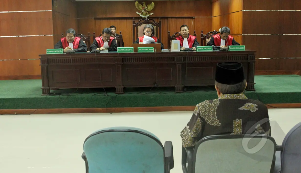 Majelis hakim membacakan putusan sela di pengadilan Tipikor, Jakarta, Senin (25/5/2015). Dalam sidang tersebut,  Majelis Hakim menolak seluruh Nota Keberatan terdakwa mantan Sekjen Kementerian ESDM Waryono Karno. (Liputan6.com/Helmi Afandi)