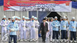 Menteri PANRB, Yuddy Chrisnandi saat menjadi inspektur upacara dalam peringatan hari Pahlawan di KRI, Teluk Jakarta, Selasa (10/11). Upacara peringatan Hari Pahlawan tersebut rutin dilakukan setiap 10 November. (Liputan6.com/Faizal Fanani)