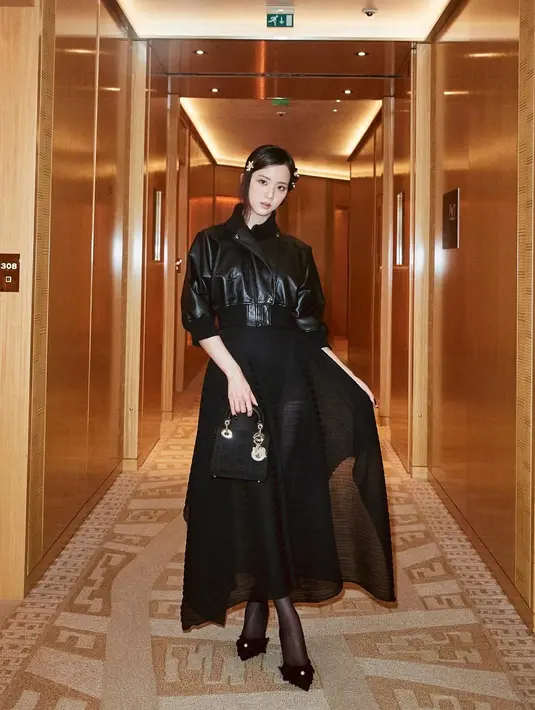 Tampilan coquette girl yang berkelas didukung dengan stocking, heels, dan tas Lady Dior mini hitam [@sooyaaa__]