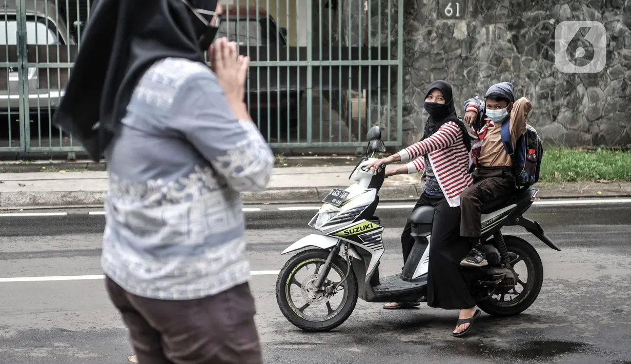 Orangtua saat menjemput siswa usai mengikuti pembelajaran tatap muka di SDN Pulogadung 07, Jakarta, Rabu (7/4/2021). Dinas Pendidikan DKI Jakarta hari ini mulai menggelar pembelajaran tatap muka di sejumlah sekolah. (merdeka.com/Iqbal S. Nugroho)