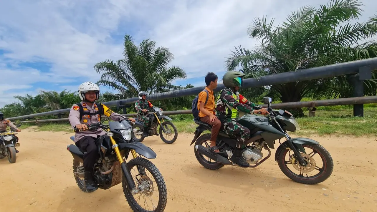 Personel Rokan Hulu dan TNI patroli bersama tingkatkan sinergitas wujudkan Pilkada damai.
