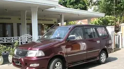 Toyota Kijang Kapsul merupakan salah satu mobil MPV Ikonik Toyota di Indonesia. Kijang Kapsul sendiri memulai debutnya di Indonesia sejak tahun 1997 dan memiliki wujud yang sudah modern di zamannya. Ia tersedia dalam tujuh varian yakni SX, LX, SSX, LSX, SGX, LGX, dan Krista dengan pilihan mesin bensin dan diesel berkapasitas 1800cc hingga 2000cc. (Source: otospector.co.id)