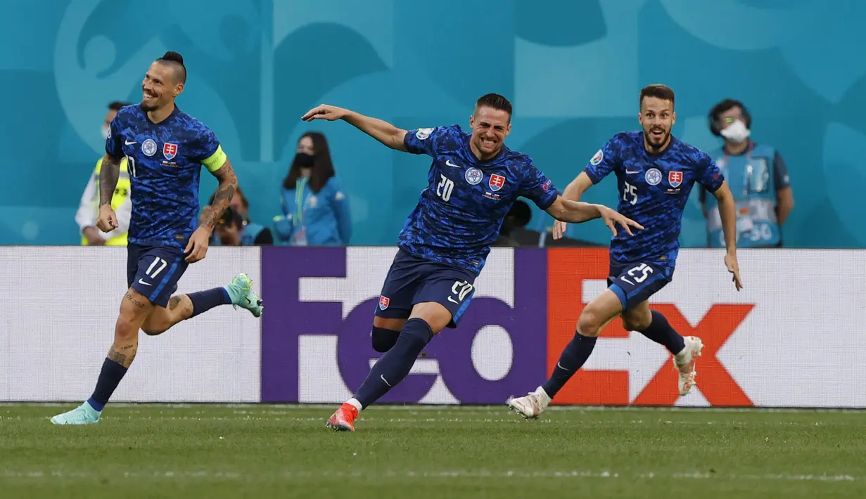 Slovakia membuka keunggulan pada menit ke-18 berkat gol bunuh diri kiper Polandia, Wojciech Szcsesny. (Evgenya Novozhenina/Pool via AP)