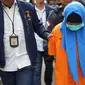 Tersangka kasus istri bunuh dan bakar suami serta anak tiri tertunduk saat dihadirkan di Polda Metro Jaya, Jakarta, Senin (2/9/2019). Polisi membekuk empat tersangka terkait pembunuhan ECP dan MAP. (Liputan6.com/Immanuel Antonius)