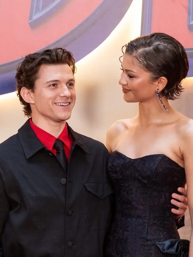 Zendaya dan Tom Holland Tampil Kompak dalam Debut Karpet Merah Pertama sebagai Pasangan Suami Istri