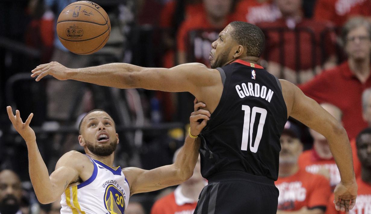 Duel pemain Houston Rockets, Eric Gordon (kanan) dan pemain Golden State Warriors, Stephen Curry pada gim kelima final NBA basketball Wilayah Barat di Toyota Center, Houston, (24/5/2018). Houston menang 98-94. (AP/David J. Phillip)