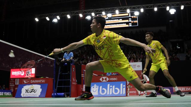 Ganda putra Indonesia, Rian Ardianto, berusaha memukul kok saat melawan rekan senegaranya. (Bola.com/Yoppy Renato)