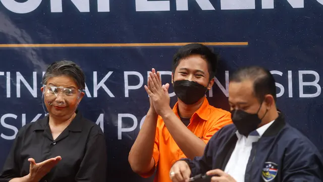Masih Penuh Senyum, Ini 6 Potret Doni Salmanan yang Sudah Pakai Baju Tahanan