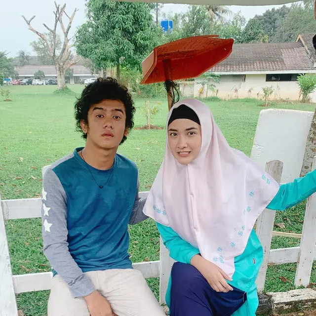 6 Potret Kedekatan Pemain Sinetron Pesantren Rock N’ Dut di Balik Layar, Kompak