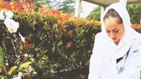 5 Potret BCL Ziarah Makam Ashraf Sinclair, Panjatkan Doa di Tengah Hujan Peringati 14 Tahun Pernikahan