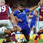 Penyerang Chelsea, Diego Costa dikepung pemain West Ham United di laga Liga Primer Inggris melawan West Ham United di Stadion Stamford Bridge, London, Senin (15/8). Chelsea menang 2-1 di laga perdananya. (REUTERS/ Tony O'Brien)