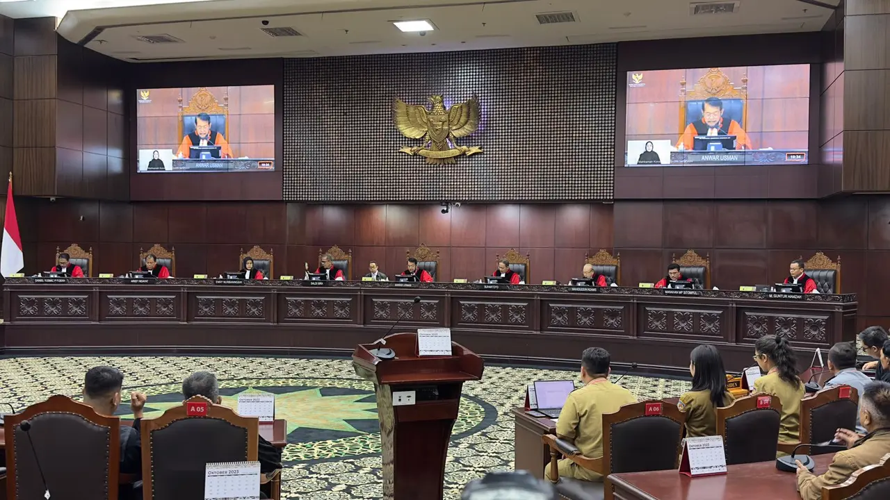 Mahkamah Konstitusi (MK) menggelar sidang putusan uji materi batas usia capres-cawapres di Jakarta, Senin (16/10/2023).