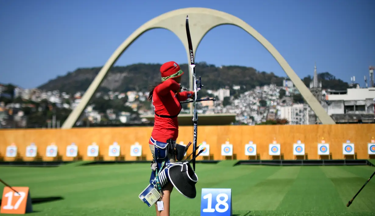 Pepanah putri Meksiko, Alejandra Valencia, berlatih jelang Olimpiade Rio 2016 di Sambodromo, Rio de Janeiro Carnival, Brasil, (2/82016). (AFP/Jewel Samad)