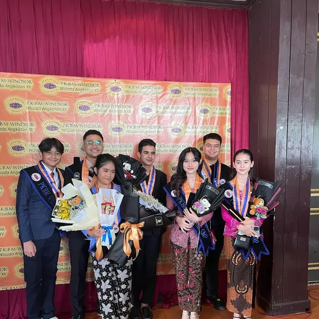Usai DJS Tamat Fokus Pendidikan, Ini 6 Momen Wisuda SMP Sandrinna Michelle