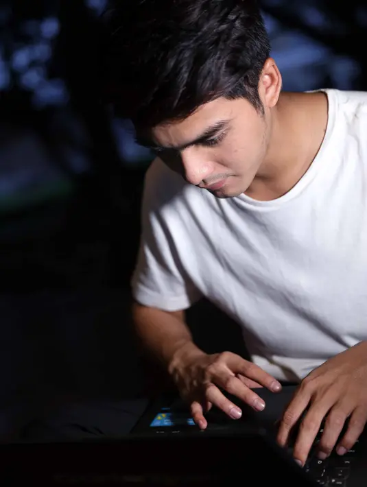 "Kalau cuma hai, semuanya juga hai. Kalau yang unik, yang bagus, pasti aku balas. Nih ada, aku tanya soal Pangeran 2 dong, kok jadi nggak jelas? 'Feby sabar ya, ini ujian. Kamu nonton saja," ceplos Ricky Harun. (Nurwahyunan/Bintang.com)