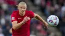 Aksi striker Norwegia, Erling Haaland saat menghadapi Slovenia dalam laga UEFA Nations League di Oslo, Norwegia (9/6/2022). Meski tak meraih juara pada Piala Dunia U-20 edisi 2019 di Polandia, namun torehan 9 golnya saat Norwegia menang 12-0 atas Honduras sungguh luar biasa. (AFP/NTB/Javad Parsa)