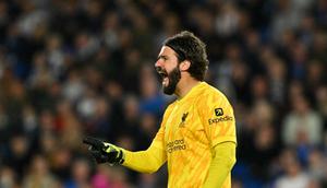 Kiper Liverpool asal Brasil #01, Alisson Becker, bereaksi selama pertandingan sepak bola Liga Primer Inggris antara Brighton dan Hove Albion dan Liverpool di Stadion American Express Community di Brighton, Inggris selatan pada 19 Mei 2025.Glyn KIRK / AFP