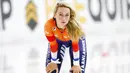 Atlet asal Belanda, Irene Schouten, mengatur nafas usai beraksi pada nomor 3000 m putri di Kejuaraan Dunia Speed Skating di Thialf ice arena, Heerenveen, Belanda, Minggu (24/1/2021). (AP/Peter Dejong)