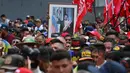 Sebelumnya, Presiden Nicolas Maduro bersama istrinya, Cilia Flores, ditangkap oleh pasukan AS di kediaman mereka di Caracas pada Sabtu 3 Januari 2026 dini hari waktu setempat. Tampak dalam foto, potret mantan Presiden Venezuela Nicolas Maduro terlihat saat aksi unjuk rasa digelar para pendukungnya di Caracas pada Minggu 4 Januari 2026. (Juan BARRETO/AFP)