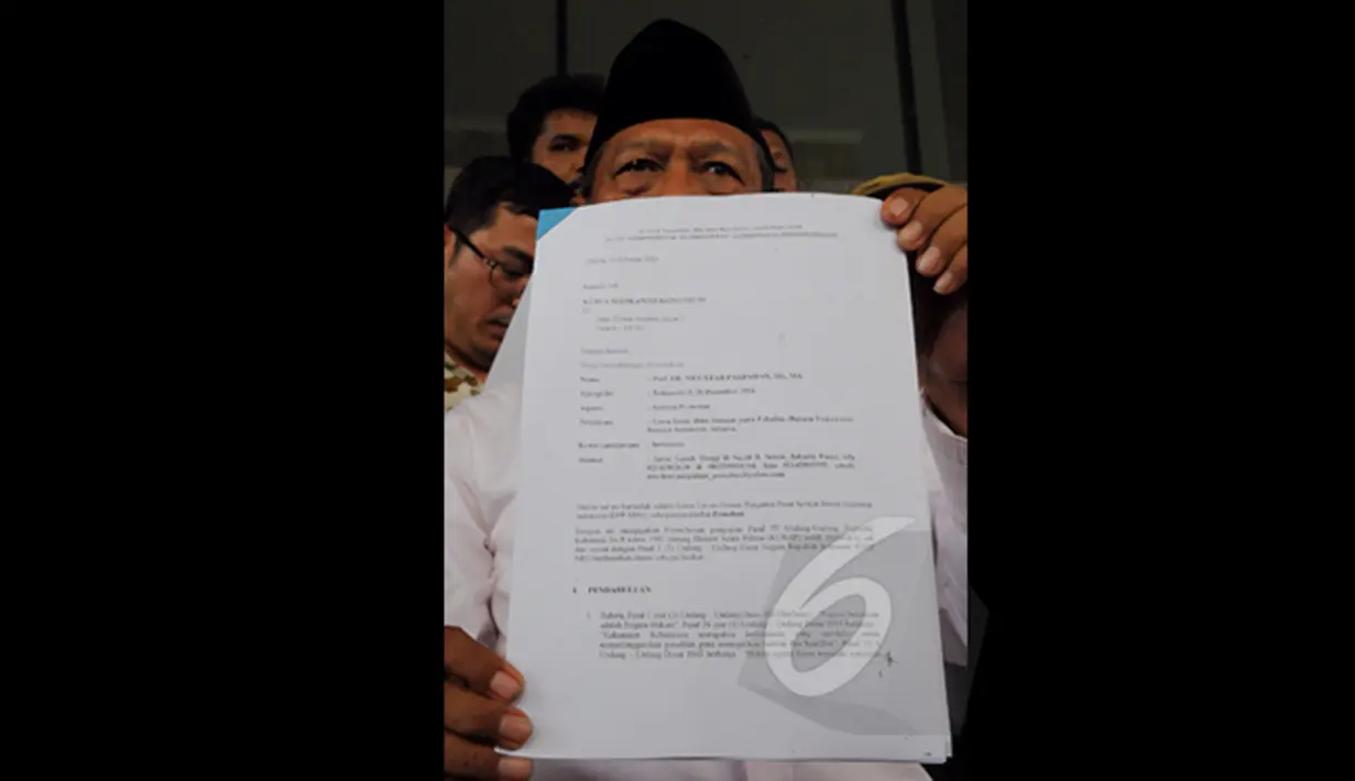 Muchtar Pakpahan, memperlihatkan surat permohonan di gedung KPK Jakarta, Kamis (26/02/2015).  Muchtar Pakpahan menilai putusan Hakim Sarpin Rijaldi telah melampaui batasan Hukum dalam pasal 77 UU No.8/1981 KUHAP. (Liputan6.com/Andrian M Tunay)