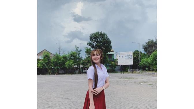 Nella Kharisma pakai baju sekolah (Sumber: Instagram/nellakharisma)