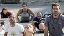 Seorang wanita melakukan gerakan yoga selama acara "108 Sun Salutations" di ibukota Martir Beirut, Lebanon (22/10). (AFP Photo/Anwar Amro)