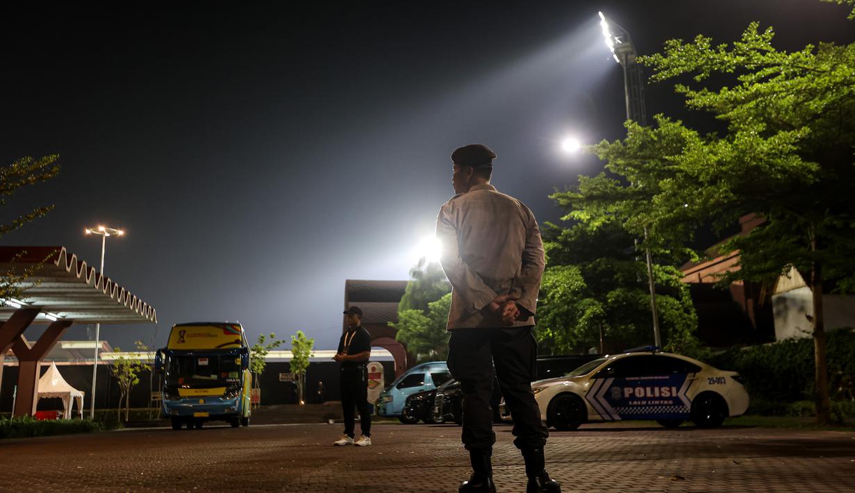 Penjagaan ketat dilakukan oleh petugas keamanan saat Timnas Indonesia U-17 menjalani latihan tertutup  di Lapangan Tot Heil Onzer Ribbenkast (THOR), Surabaya, Rabu (8/11/2023). (Bola.com/Bagaskara Lazuardi)
