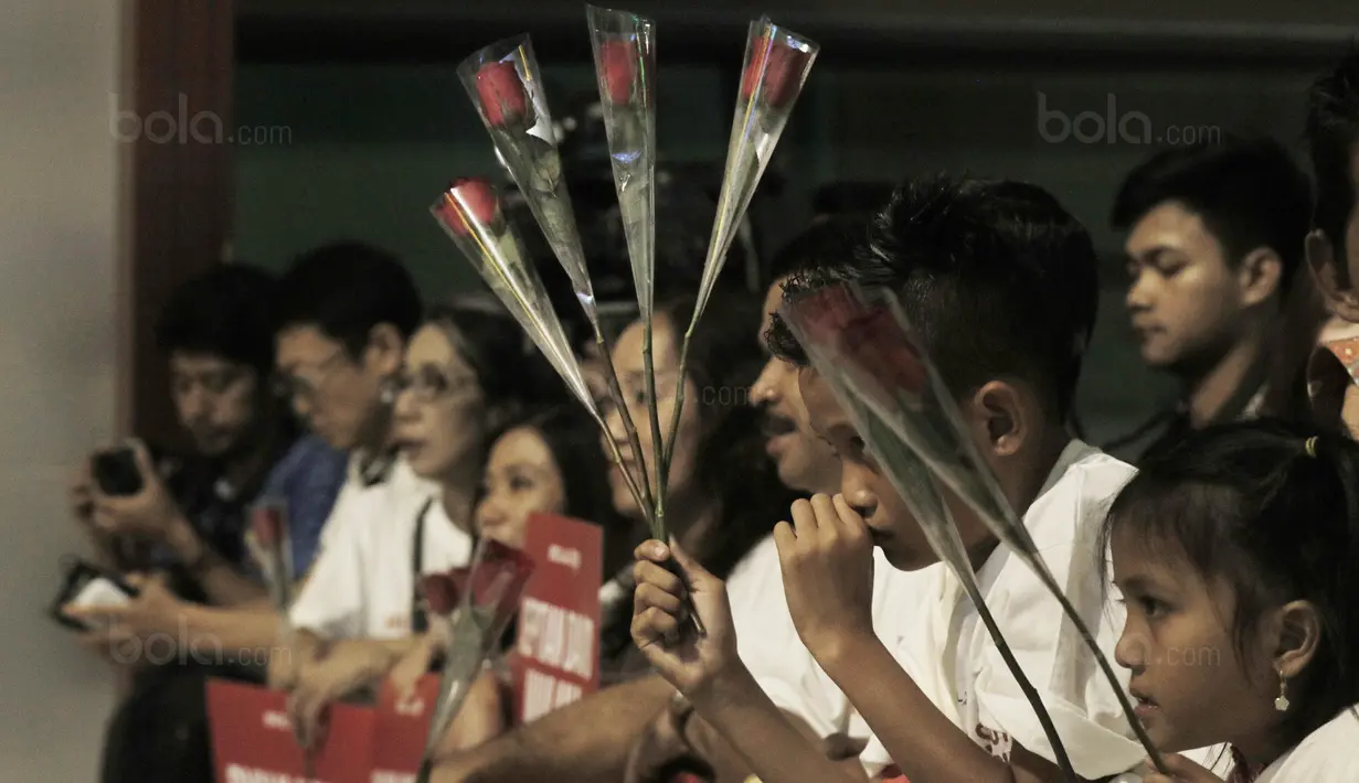 Para fans saat menanti kedatangan pemain timnas Indonesia tiba di Bandara Soekarno-Hatta, Tangerang, Rabu, (30/8/2017). Pemain Indonesia disambut para fans sepulangnya dari SEA Games di Malaysia. (Bola.com/M Iqbal Ichsan)
