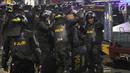 Personil Kepolisian dari satuan Brimob beristirahat sambil minum di sela-sela menghalau massa yang berlaku anarkis di sekitar depan Gedung Bawaslu, Jalan MH Thamrin, Jakarta, Rabu (22/5/2019). Aksi unjuk rasa yang dimotori GNKR berakhir ricuh. (Liputan6.com/HelmiFithriansyah)