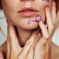 Hati-hati dengan cuaca dingin, tangan bisa jadi super kering, keriput, bahkan mengelupas. (Foto: unsplash.com)