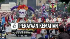 Ribuan orang turun ke jalanan di Mexico City, Meksiko, untuk merayakan hari kematian atau yang biasa disebut Dia De Muertos, pada Sabtu (26/10/2019).
