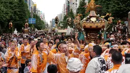 Suasana keramaian Festival Kanda Matsuri di Tokyo, Minggu (14/5). Festival tersebut mulai digelar oleh penduduk sejak awal abad ke-17 sebagai sebuah perayaan atas kemenangan Tokugawa Leyasu dalam pertempuran Sekigahara. (AP Photo / Shizuo Kambayashi)