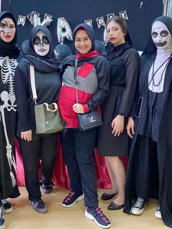 Keluarga Hanung Bramantyo dan Zaskia Adya Mecca rayakan ulang tahun anak dengan konsep horor. (Sumber: Instagram/@drg_oktrimanessa)