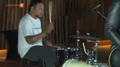 Simon & The Sensations membawakan salah satu lagu mereka yang bertajuk You Gotta Say