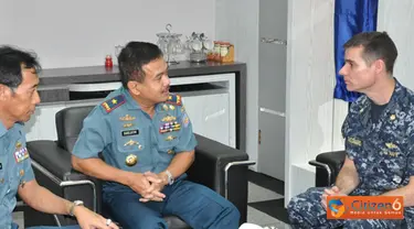 Citizen6, Tanjung Priok: Staf ODC Amerika Serikat,  LCdr. Christopher Giacomaro didampingi staf Dirjen Kemhan dan Staf Mabes TNI AL mengunjungi Mako Kolinlamil di Tanjung Priok, Senin (9/4). (Pengirim: Kadispen Kolinlamil)