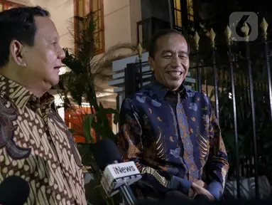 Presiden Republik Indonesia, Prabowo Subianto (kiri) bersama Presiden ke-7 Joko Widodo memberikan keterangan usai melakukan pertemuan di Jalan Kertanegara IV, Jakarta Selatan, Jumat (6/12/2024). (Liputan6.com/Herman Zakharia)
