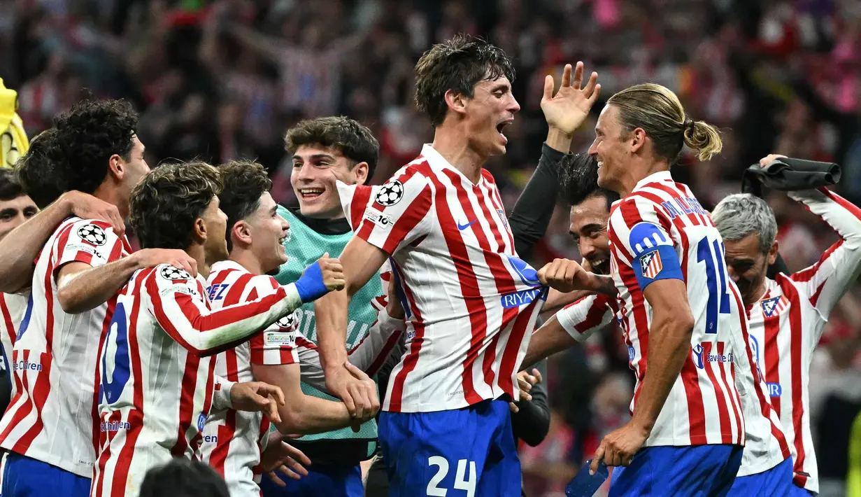 Meski kalah 1-2 melawan Barcelona pada pertandingan leg kedua perempat final Liga Champions 2025/2026, Los Rojiblancos tetap unggul agregat 3-2. Tampak dalam foto, bek Atletico Madrid asal Spanyol, Robin Le Normand (tengah), bersama rekan-rekan setimnya merayakan kemenangan di akhir pertandingan leg kedua perempat final Liga Champions 2025/2026 melawan FC Barcelona di Stadion Metropolitano, Madrid pada Selasa 14 April 2026 waktu setempat atau Rabu (15/4/2026) dini hari WIB. (Javier SORIANO/AFP)