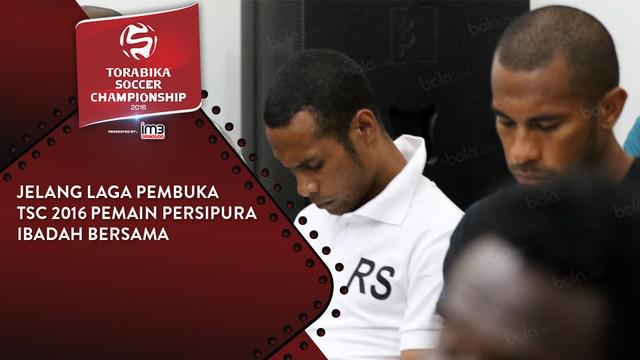Jelang laga pembuka Torabika Soccer Championship 2016 presented by IM3 Ooredoo, pemain Persipura Jayapura jalankan ibadah bersama.