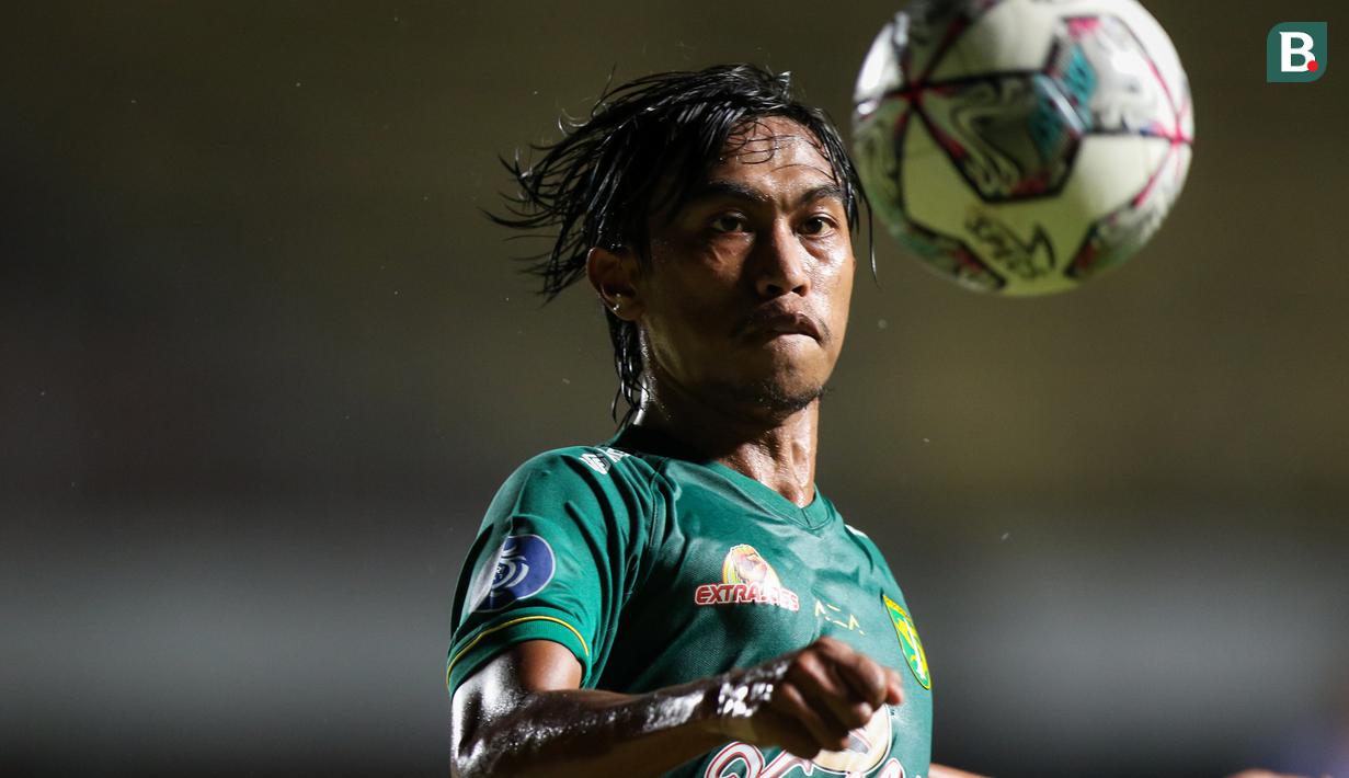 Pemain Persebaya Surabaya, Ady Setiawan mengontrol bola saat melawan Persiraja Banda Aceh dalam laga pekan ke-10 BRI Liga 1 2021/2022 di Stadion Maguwoharjo, Sleman, Minggu (31/10/2021). (Bola.com/Bagaskara Lazuardi)