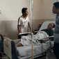 Sumartin, korban tertabrak kuda balap asal Kebumen dirujuk dan dirawat di RSUD Margono Soekarjo Purwokerto sejak Jumat (22/6/2018). (Liputan6.com/Muhamad Ridlo)