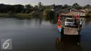 Sejumlah kendaraan menyeberangi Sungai Citarum menggunakan perahu eretan di Muara Gembong, Bekasi, Minggu (29/7/2015). Kendaraan yang menyebrang menggunakan perahu eretan dikenakan biaya Rp.20.000 bagi mobil dan Rp 2.000 motor. (Liputan6.com/Johan Tallo)