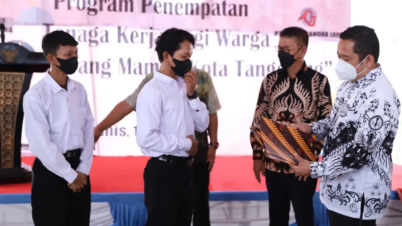 Dinas Ketenagakerjaan tengah melakukan uji coba dengan meluncurkan program penempatan tenaga kerja bagi warga kurang mampu