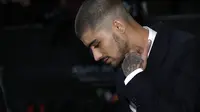 Zayn Malik memiliki gangguan kepanikan dalam dirinya. Beberapa hari lagi Zayn harus tampil di acara American Music Awards. Tidak ingin panik di depan fansnya, Zayn melakukan hypnotherapy. (AFP/ADRIAN DENNIS)