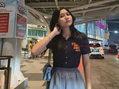 Adik dari Kiesha Alvaro ini penampilannya sangat menawan. Ia berada di usia remaja yang parasnya terlihat cantik. Nasha Anaya saat pakai baju hitam ini sukses bikin warganet terpesona. (Liputan6.com/IG/nasha.anayaa)