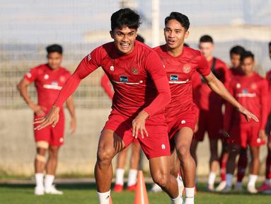 Ekspresi gembira pemain Timnas Indonesia, Ramadan Sananta (kiri) dan Marselino Ferdinan saat menjalani sesi latihan dalam program pemusatan latihan di Turki, Minggu (31/12/2023). (Dok. PSSI)