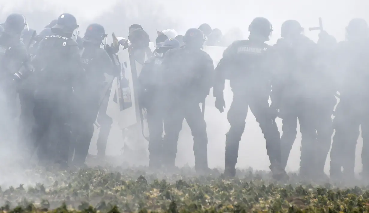 Polisi menembakan gas air mata untuk membubarkan aksi demonstrasi yang dilakukan oleh aktivis anti-nuklir di Mandres-en-Barrois, Prancis (3/3). (AFP Photo/Jean Christope Verhaegen)