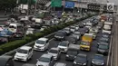 Kendaraan terjebak kemacetan di tol dan di Jalan Gatot Soebroto, Jakarta, (5/6). Banyaknya warga yang ingin berbuka puasa, menyebabkan ruas jalan di Ibu Kota lebih macet dibanding biasanya, terutama jam pulang kerja. (Liputan6.com/Immanuel Antonius)
