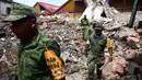 Angkatan laut Meksiko memeriksa bangunan yang runtuh akibat gempa 8,2 SR di negara bagian Oaxaca, Meksiko (8/9). Tidak hanya di Meksiko, gempa juga menyebabkan satu orang tewas di Guatemala. (AFP Photo/Ronaldo Schemidt)
