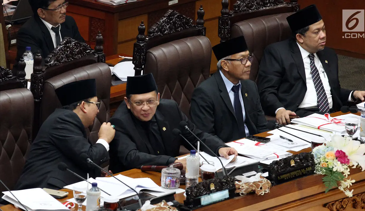 Ketua DPR Bambang Soesatyo (dua kiri) bercengkerama dengan Wakil Ketua DPR Fadli Zon (kiri)saat memimpin Sidang Paripurna di Gedung Nusantara II, Kompleks Parlemen, Senayan, Jakarta, Rabu (14/2. (Liputan6.com/JohanTallo)